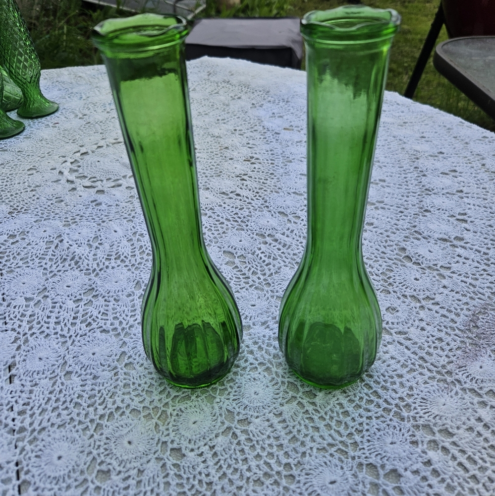 Vintage Emerald Green Ribbed Scallop Rim Bud Vase Set of Two Stamped Pgc 1200